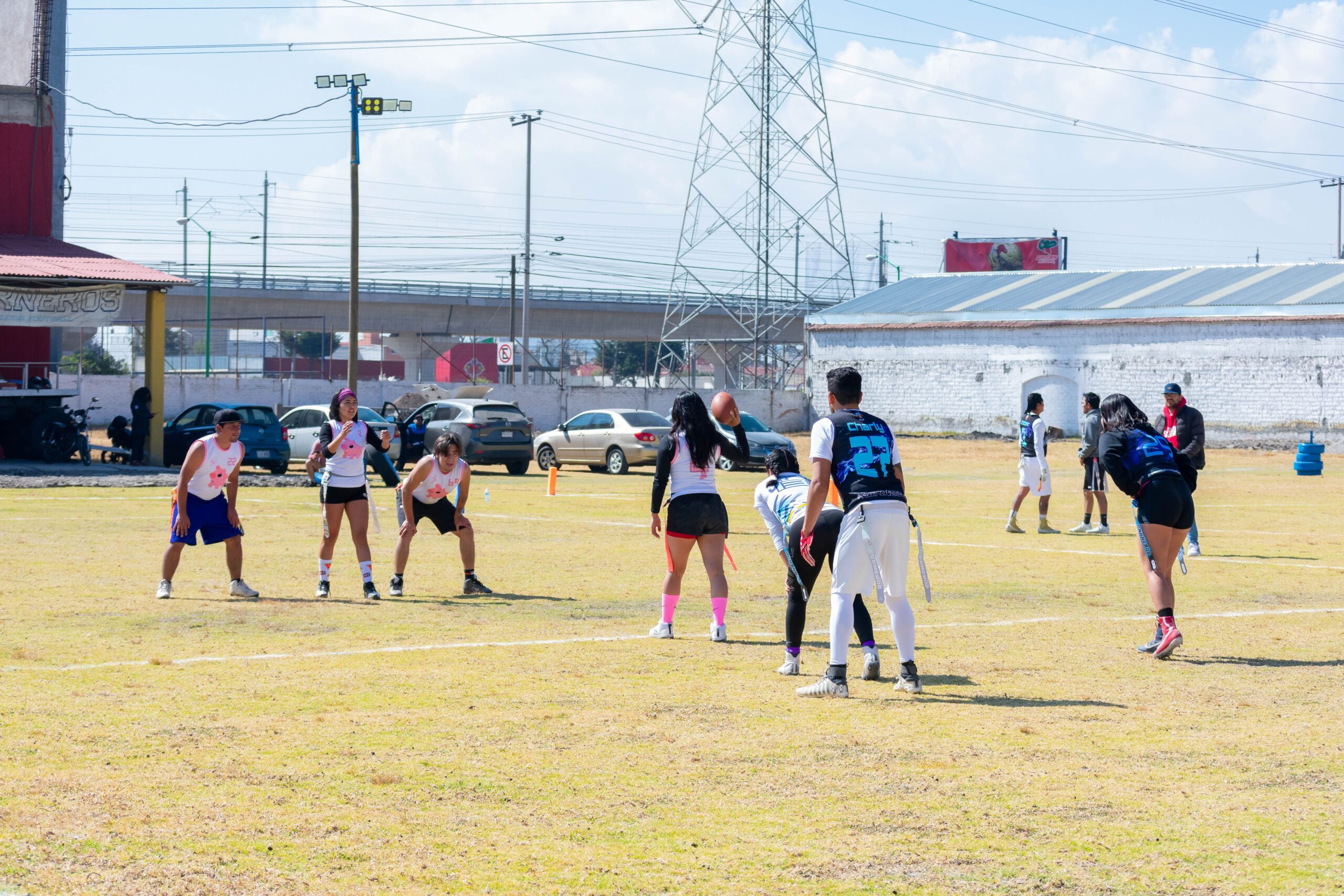 Jugada de flag football en partido juvenil