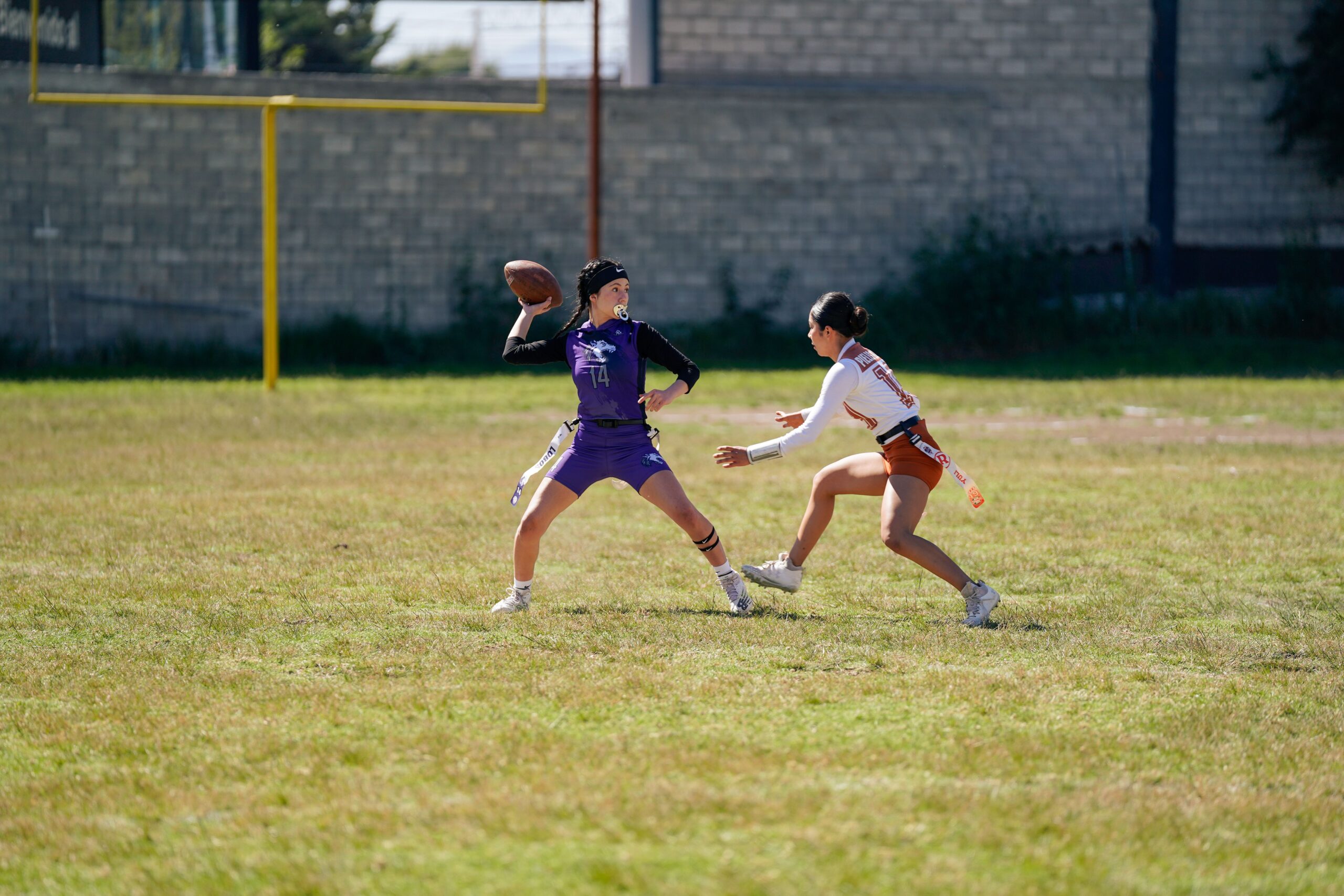 Dos mujeres disputando un partido de flag football