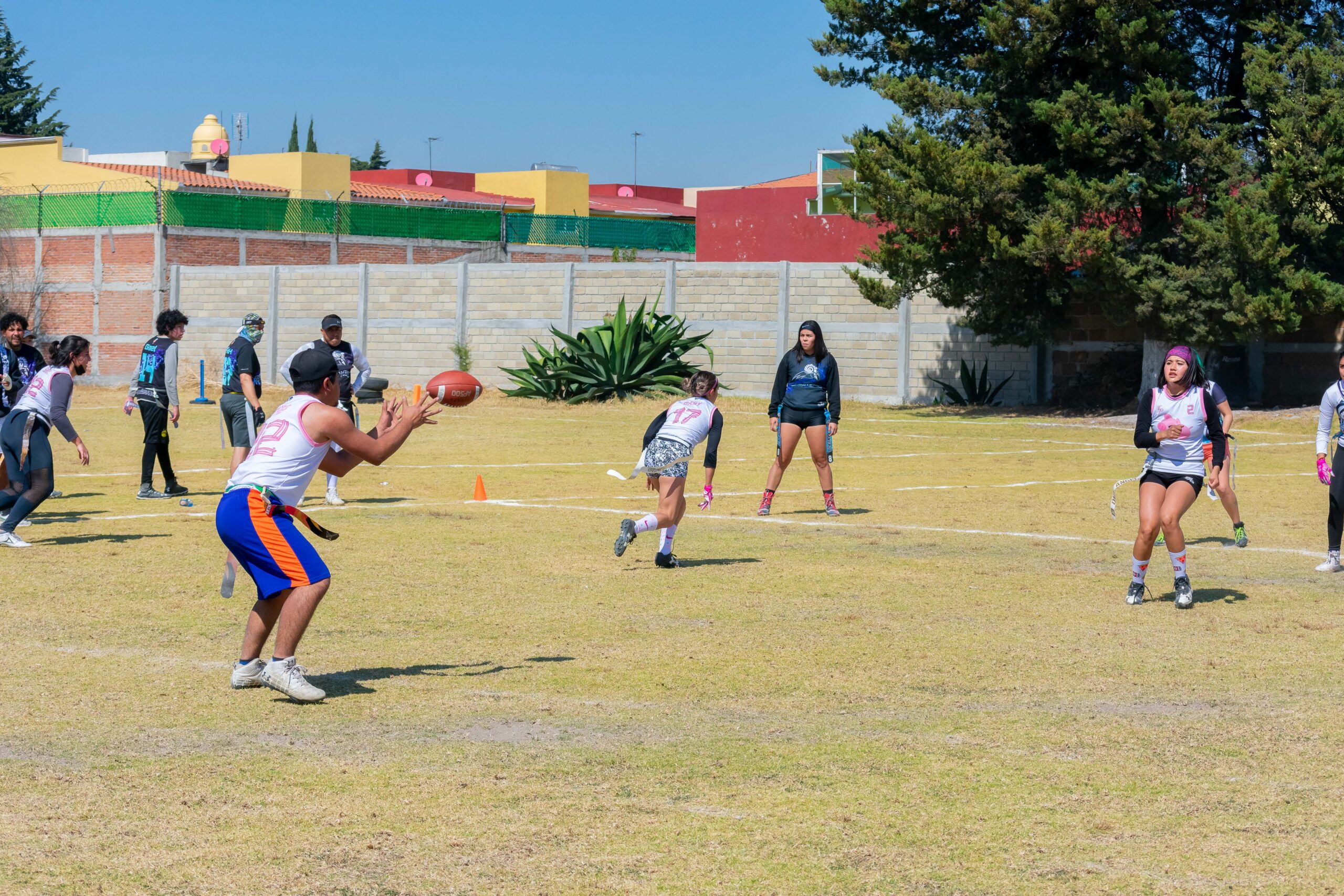 Partido de flag football juvenil en día soleado