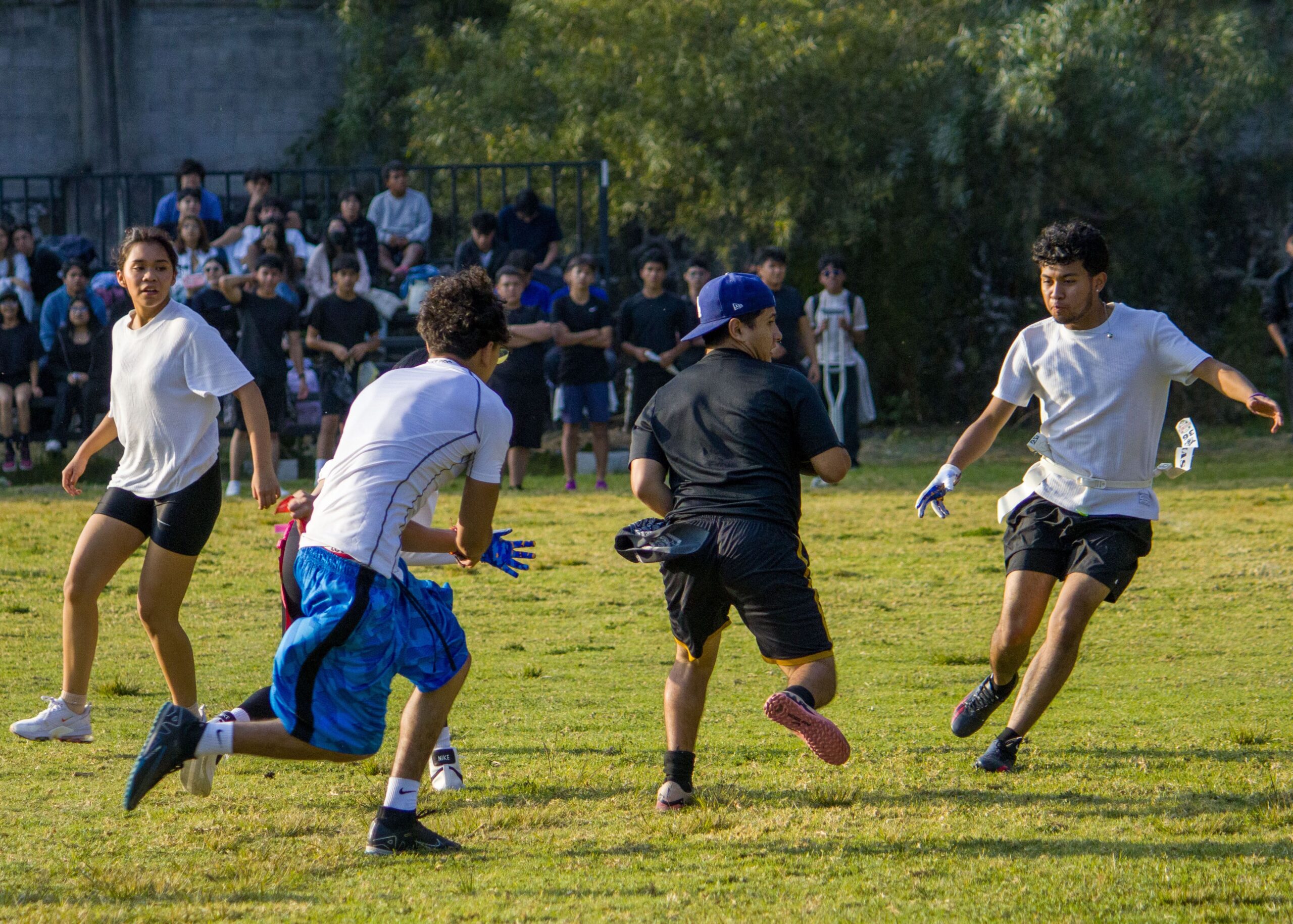 Partido de flag football en campo exterior